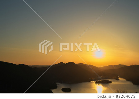 《岡山県》瀬戸内海国立公園 夕立受山から見る夕日 《岡山県》瀬戸内海国立公園 夕立受山から見る夕日 93204075