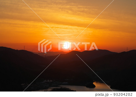 《岡山県》瀬戸内海国立公園 夕立受山から見る夕日 93204202