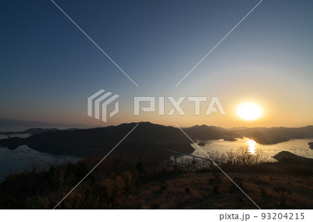 《岡山県》瀬戸内海国立公園 夕立受山から見る夕日 93204215