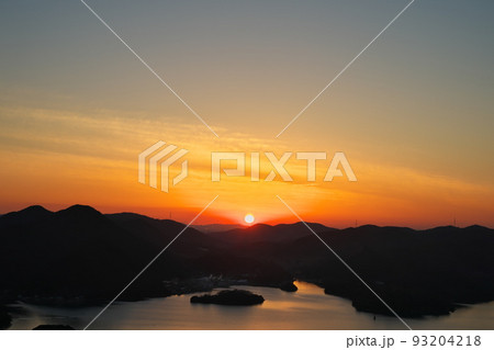 《岡山県》瀬戸内海国立公園 夕立受山から見る夕日 《岡山県》瀬戸内海国立公園 夕立受山から見る夕日 93204218