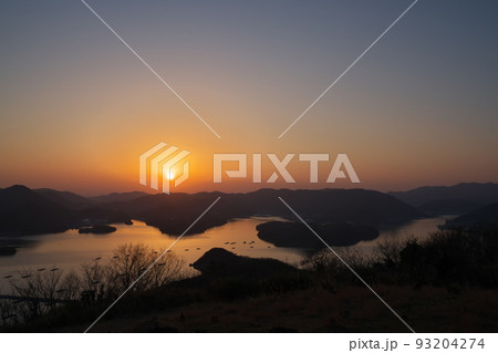 《岡山県》瀬戸内海国立公園 夕立受山から見る夕日 93204274