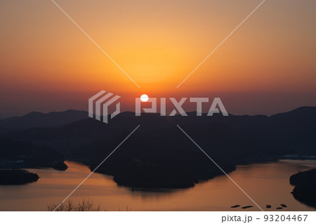 《岡山県》瀬戸内海国立公園 夕立受山から見る夕日 93204467