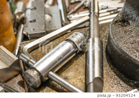 町工場の工具（ジグ、敷板、六角レンチ、エンドミル） 93204524