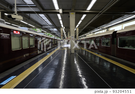 阪急梅田駅のプラットフォーム 93204551