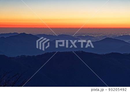 南大菩薩・大蔵高丸から見る夜明けの東京都心方面 93205492