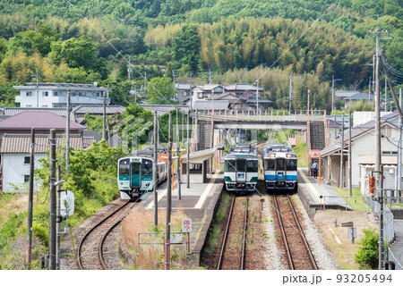 【徳島線】列車交換を行う阿波川島駅 93205494