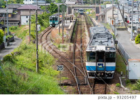 【徳島線】列車交換を行う阿波川島駅 【徳島線】列車交換を行う阿波川島駅 93205497