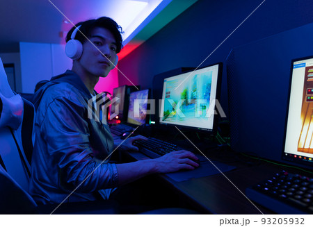 部屋でゲームを楽しむ 部屋でゲームを楽しむ 93205932