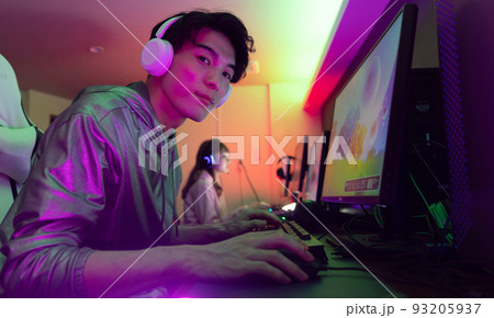 部屋でゲームを楽しむ 部屋でゲームを楽しむ 93205937