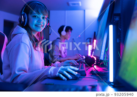 部屋でゲームを楽しむ 93205940