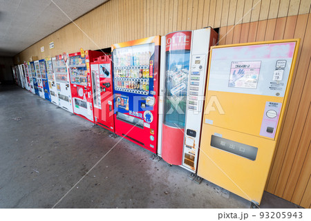 【コインスナック御所24】沢山の自動販売機が並ぶ風景 【コインスナック御所24】沢山の自動販売機が並ぶ風景 93205943