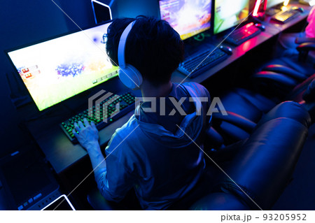 部屋でゲームを楽しむ 部屋でゲームを楽しむ 93205952