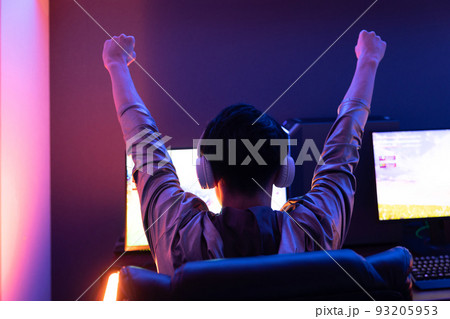 部屋でゲームを楽しむ 93205953