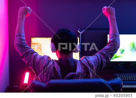 部屋でゲームを楽しむ 93205955