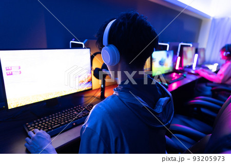 部屋でゲームを楽しむ 部屋でゲームを楽しむ 93205973