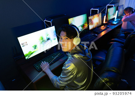 部屋でゲームを楽しむ 部屋でゲームを楽しむ 93205974