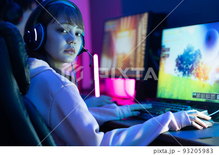 部屋でゲームを楽しむ 部屋でゲームを楽しむ 93205983