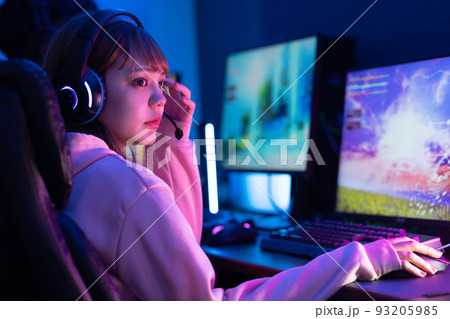 部屋でゲームを楽しむ 93205985