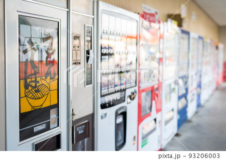 【コインスナック御所24】沢山の自動販売機が並ぶ風景 93206003