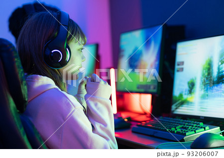 部屋でゲームを楽しむ 93206007