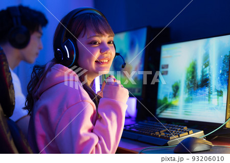 部屋でゲームを楽しむ 93206010