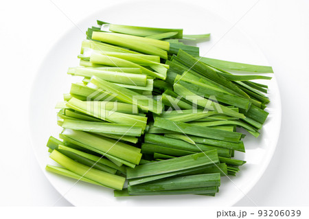 ニラ(カット)。(白バック) 93206039