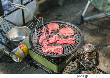 オートキャンプ場でソロキャンプ 焼き肉プレートで牛肉を焼く