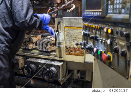 町の金属加工工場、機械での作業風景 93206157