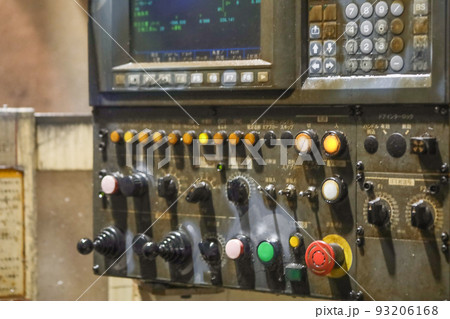 町の金属加工工場、機械の操作ボタン 町の金属加工工場、機械の操作ボタン 93206168