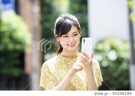 スマホ　若い女性　検索　調べる　笑顔 93206189