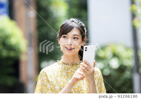 スマホ　若い女性　検索　調べる　発見 93206190