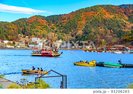 秋の山梨県 河口湖の紅葉と遊覧船 秋の山梨県 河口湖の紅葉と遊覧船 93206265