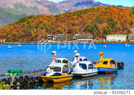 秋の山梨県　河口湖の遊覧ボート乗り場 93206271