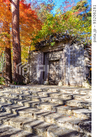 秋の山梨県　久保田一竹美術館正門の紅葉 93206281