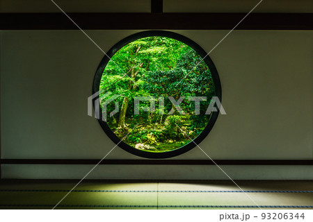 京都　源光庵　悟りの窓 93206344