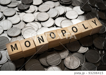 独占・占有のイメージ｜「MONOPOLY」と書かれたブロックとコイン 93206415