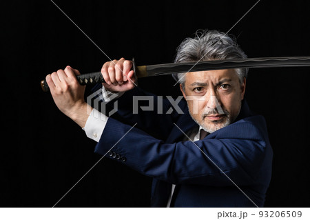 日本刀を持つ男性　黒バック 93206509