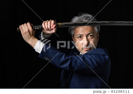 日本刀を持つ男性　黒バック 93206511