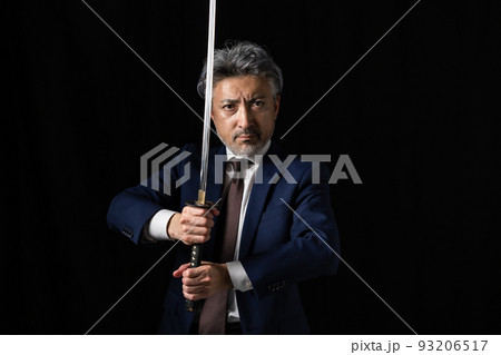 日本刀を持つ男性　黒バック 93206517