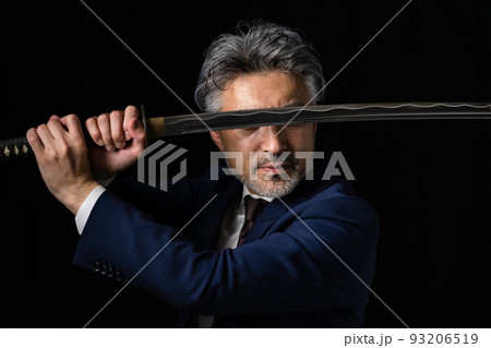 日本刀を持つ男性　黒バック 93206519