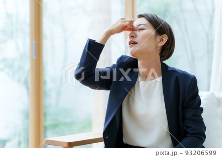 目をマッサージするビジネスウーマン 93206599