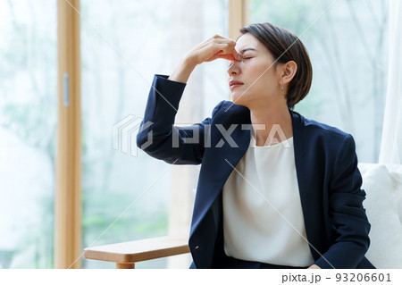 目をマッサージするビジネスウーマン 93206601