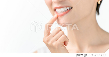 歯をチェックする女性 白バック 歯をチェックする女性 白バック 93206728