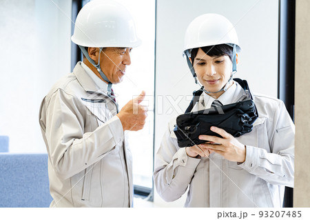 設備の点検をする男性作業員2人 93207485