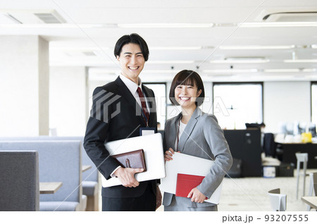 ビジネス　男女　カメラ目線　笑顔　ポートレート 93207555