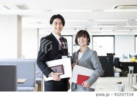 ビジネス 男女 カメラ目線 笑顔 ポートレート ビジネス 男女 カメラ目線 笑顔 ポートレート 93207558