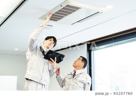 エアコンの点検をする男性作業員2人 93207760