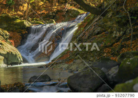 紅葉と清流の風景　栃木県塩原 93207790