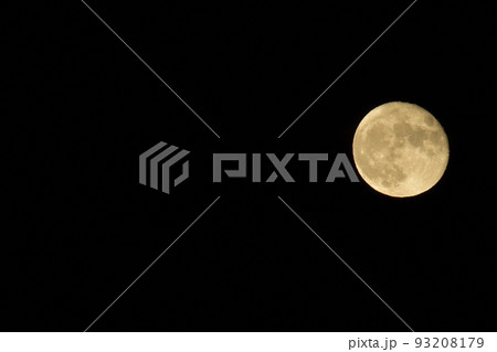 北杜市白州町、月齢15.4八月十六夜ピンク色の月(位置:右中) 北杜市白州町、月齢15.4八月十六夜ピンク色の月(位置:右中) 93208179