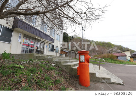 北海道　島牧　丸ポストのある風景（島牧元町簡易郵便局） 93208526